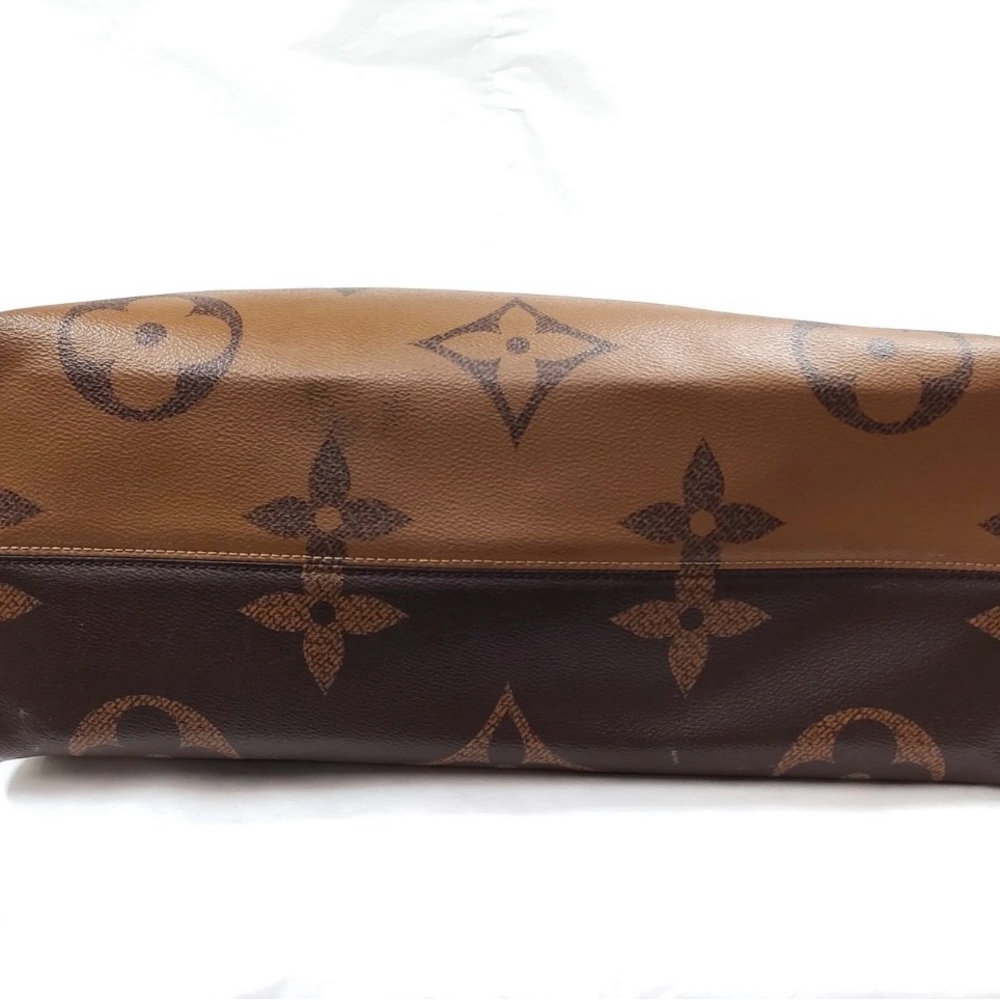 Louis Vuitton OnTheGo MM Monogram Tote - Picture 4 of 16